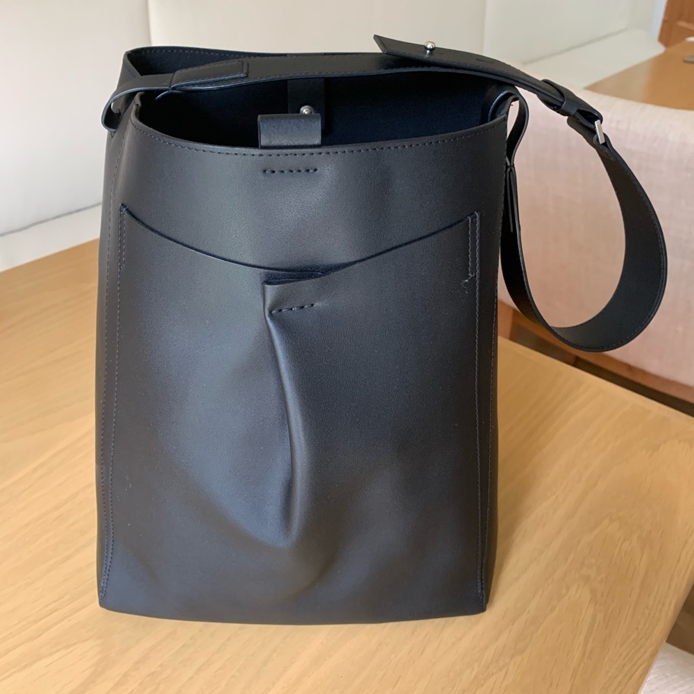 Everlane Studio Bag. Included pics from website. First 6 pics are mine. Black.